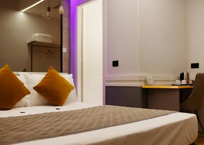 吉欧托弗拉维亚酒店 2*