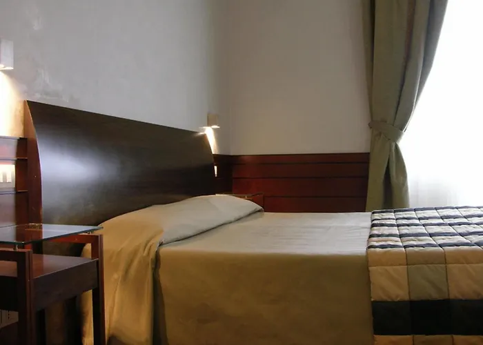 吉欧托弗拉维亚酒店 2*